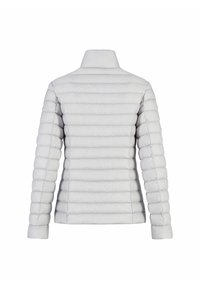Chaqueta acolchada de color gris claro con cuello alto, presenta un patrón de acolchado horizontal y mangas largas. Textura suave, detalles de diseño mínimos.