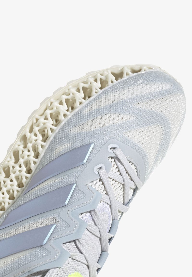 Hellgraue Sportschuhe mit einem strukturierten Mesh-Obermaterial, verziert mit blauen Akzenten und einer markanten weißen 3D-gedruckten Sohle.