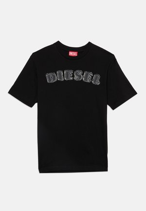 T-shirt noir à manches courtes avec texte blanc usé "DIESEL" sur la poitrine et une étiquette rouge "DIESEL" à l'intérieur du col.