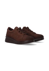 Braune Wildleder-Sneaker mit abgerundetem Zehenbereich, Schnürdesign und gepolsterter Sohle mit strukturierten Details für zusätzlichen Halt.