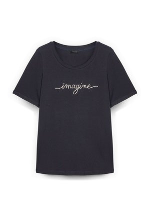Schwarzes T-Shirt mit kurzen Ärmeln und Rundhalsausschnitt, das das Wort „imagine“ in weißer Schreibschrift über der Brust zeigt.