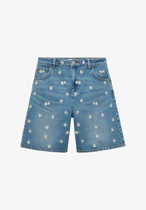 Denimshorts i en lys blå farve med hvide tusindfryd broderier spredt over stoffet. Klassisk fem-lomme design og lukning med knap foran.