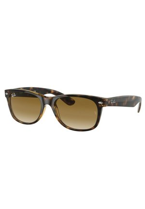Occhiali da sole Ray-Ban con montatura tartarugata, lenti marroni sfumate e superficie liscia. Presentano il logo iconico sulle aste.