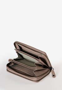 Portafoglio zip-around in pelle taupe chiaro. Presenta multiple fessure per carte, una tasca per monete e una finitura texturizzata con foderatura a contrasto.