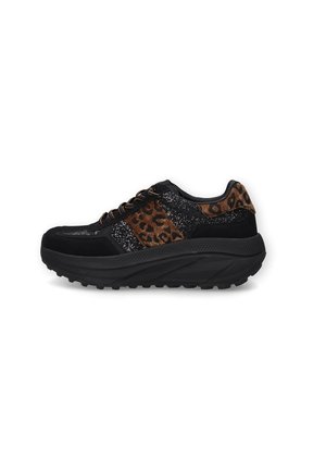 Schwarzer Sportschuh mit dicker Sohle, glitzernden Einsätzen, Leopardenmuster-Akzenten und schwarzen Schnürsenkeln im Seitenprofil vor weißem Hintergrund.