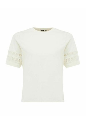 Bílá halenka s krátkým rukávem, kulatým výstřihem a dekorativními krajkovými pruhy na rukávech.