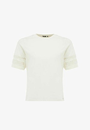 Bílá halenka s krátkým rukávem, kulatým výstřihem a dekorativními krajkovými pruhy na rukávech.