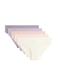 Vijf paren damesondergoed in verschillende pastelkleuren: lavendel, lichtroze, zachtroze, wit, gerangschikt in een rij tegen een witte achtergrond.