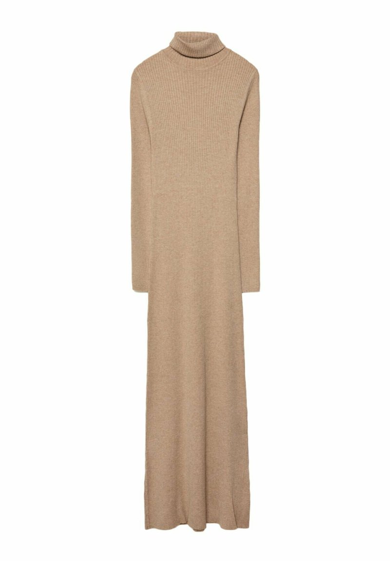 Vestido de punto acanalado largo en beige con un cuello alto y mangas largas, que presenta una silueta recta y aberturas en los laterales del dobladillo.