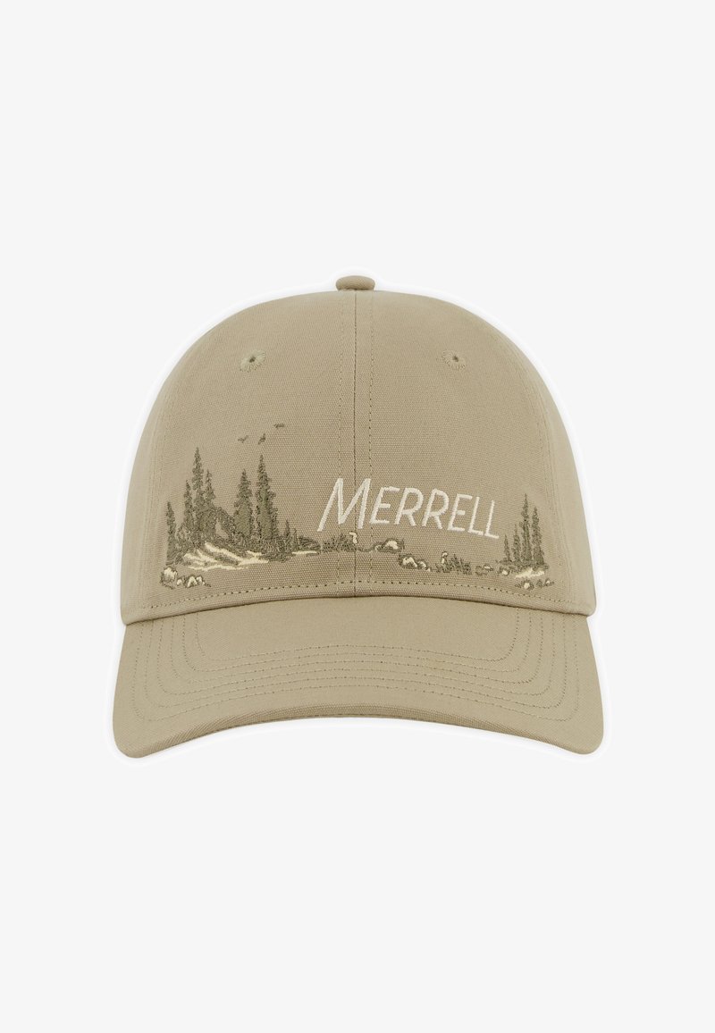 Casquette de baseball beige avec des pins, des oiseaux, des rochers brodés, et le mot « MERRELL » sur le panneau avant.