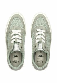 Helle grüne Sneakers mit Spitzenüberzug, silbernen Akzenten, weißen Schnürsenkeln und Gummisohlen. Verfügt über ein strukturiertes Obermaterial und Branding auf den Einlegesohlen.