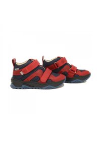 Sneaker a metà altezza rossi e blu navy con tessuto a rete, due cinturini in velcro, suole in gomma e un motivo testurizzato sui lati.