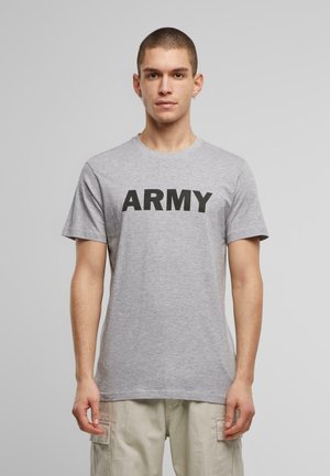 Grå bomulds t-shirt med korte ærmer og rund hals, med fed sort "ARMY" tekst på brystet.