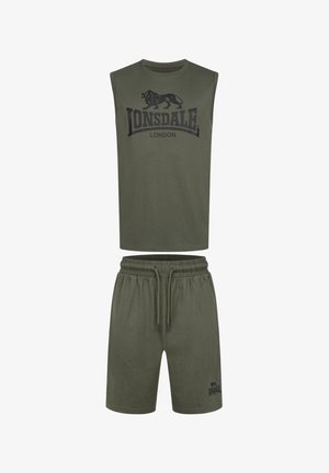 Zestaw bez rękawów w kolorze oliwkowym, składający się z topu i szortów, z czarną grafiką lwa i tekstem marki. Wykonany z miękkiego materiału bawełnianego, z elastycznym pasem.