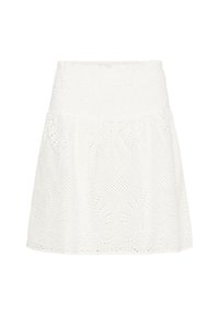 Jupe blanche avec une taille smockée, ornée de motifs floraux brodés et de découpes œillets. Le tissu est léger et texturé.