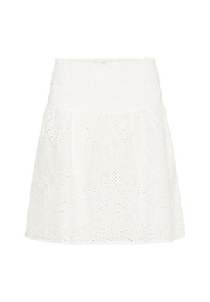 Witte rok met een smocktail, voorzien van geborduurde bloemenpatronen en oogjes-kant. De stof is lichtgewicht en gestructureerd.