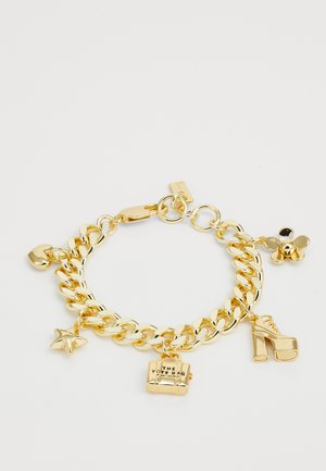 Bracelet en chaîne dorée avec des pendentifs en forme d'étoile, de talon haut, de sac fourre-tout et de fleur, agrémentés de détails en gemme noire.