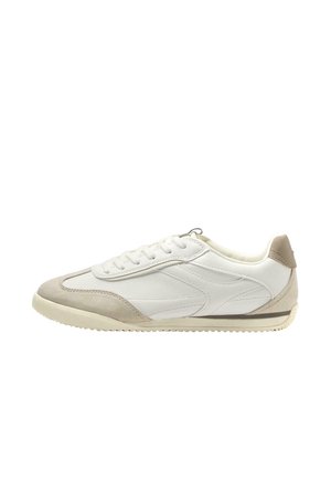 Biały but sportowy niskiego profilu z beżowymi zamszowymi akcentami na czubku i pięcie, białymi sznurowadłami oraz teksturowaną podeszwą, pokazany z boku.