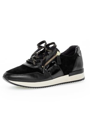 Sort sneaker med hvid sål, sort og hvide snørebånd, sidelukning med lynlås og materialer af blandet læder og ruskind.