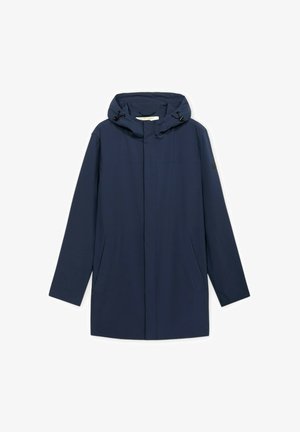 Tmavě modrý pláštěnkový kabát s kapucí, dlouhými rukávy, předním zipem skrytým pod klopou, nastavitelnými šňůrkami na kapuci a bočními kapsami.