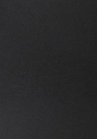 Schwarzer Stoff mit einer glatten, dehnbaren Textur, der ein durchgängiges geripptes Muster aufweist. Eignet sich für verschiedene Bekleidungsanwendungen.