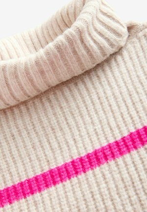 Crème rib gebreide trui met een hoge kraag en een gedurfde roze streep in het midden. De textuur lijkt zacht en warm te zijn.