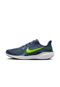 Scarpa da corsa blu navy e verde con un brillante baffo Nike verde, suola bianca imbottita e suola nera.