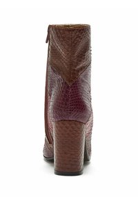 Bottine marron et bordeaux avec un motif texturé effet peau de serpent, dotée d'un talon épais et d'une fermeture éclair sur le côté.