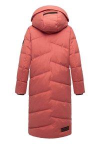 Lange koraalrode pufferjas met een capuchon. Heeft chevron-quilting, elastische manchetten en een merkembleem bij de zoom. Glad, geïsoleerd materiaal.