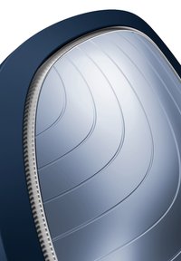 Valise bleu foncé avec une coque en argent métallisé, dotée de rainures courbées et d'une fermeture éclair texturée le long du bord pour un verrouillage sécurisé.