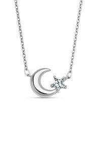 Srebrny naszyjnik z zawieszką w kształcie półksiężyca, ozdobioną przezroczystym, gwiazdkowym kamieniem szlachetnym. Ogniwa łańcuszka są równomiernie rozmieszczone i wypolerowane.