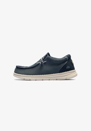 Zapato casual azul marino sin cordones con suela blanca y cordones, con tejido de malla transpirable y collarín acolchado en el talón.