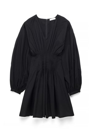 Czarna sukienka z długim rękawem, głębokim dekoltem w kształcie litery V, elastycznym, taliowanym pasem oraz marszczonymi mankietami, rozkloszowaną spódnicą i zamkiem błyskawicznym z tyłu.