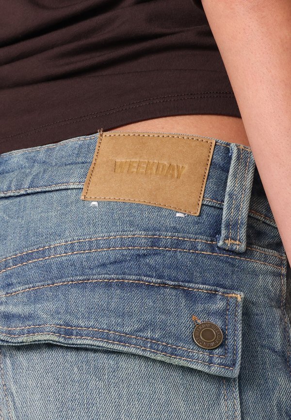 FLAME TWIST - Flared Jeans - turquoise dust3