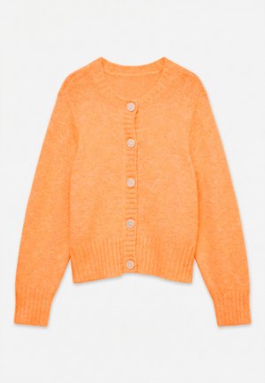 Cardigan en maille orange doux avec manches longues, col rond, poignets côtelés, ourlet et cinq boutons sur le devant.