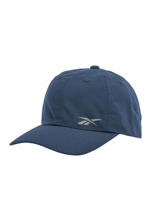 Casquette de baseball bleu marine avec visière incurvée et panneaux cousus, arborant un logo Reebok réfléchissant sur le côté avant gauche.