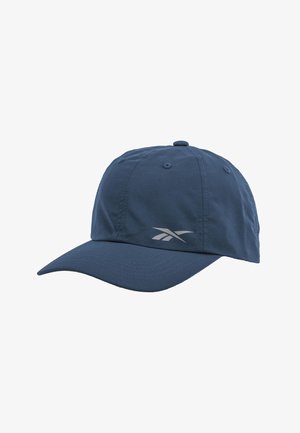Casquette de baseball bleu marine avec visière incurvée et panneaux cousus, arborant un logo Reebok réfléchissant sur le côté avant gauche.
