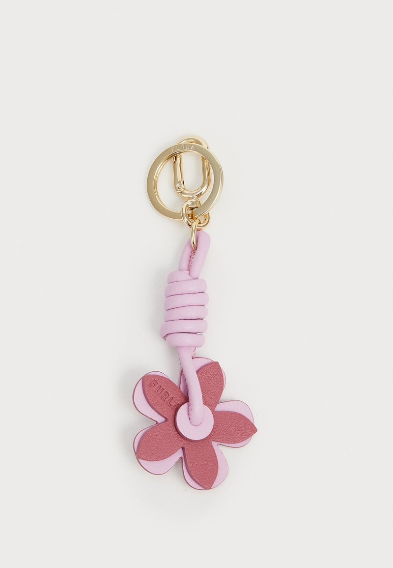 Lær keychain med et rosa blomsterdesign og lagdelte kronblader, festet til en gullnøkkelring. Glatt tekstur med en vridd løpedetalj.