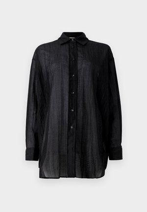 Czarna koszula z długim rękawem i kołnierzykiem zapinanym na guziki, wykonana z lekkiej, teksturowanej tkaniny oraz w pionowe paski.