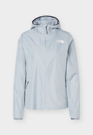 Ανοιχτό γκρι αδιάβροχο μπουφάν με κουκούλα, εμπρόσθιο φερμουάρ, τσεπάκι στο πλάι με φερμουάρ και το λογότυπο The North Face στο στήθος.