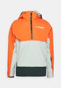 Veste de plein air Adidas Terrex orange, grise et noire avec capuche, fermeture éclair à l'avant et manches longues, vue de face.