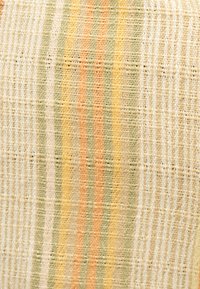 Υφασμένο υφαντό ύφασμα με κάθετες ρίγες σε παστέλ πράσινο, πορτοκαλί, κίτρινο και μπεζ τόνους, που παρουσιάζει λεπτομερή υφή και σχέδια νημάτων.
