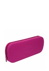 Custodia per occhiali di colore rosa brillante con superficie testurizzata, forma ovale e logo. Dotata di chiusura a zip per una conservazione sicura.