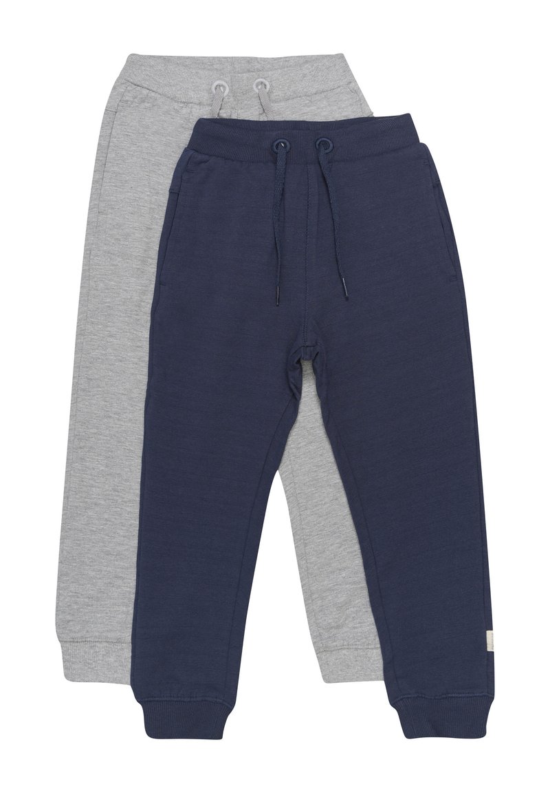 Twee paren joggingsbroeken: een marineblauwe met een elastische tailleband en strikkoord, en een lichtgrijze. Beide hebben manchetten bij de enkels.