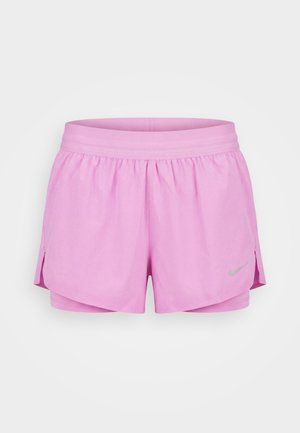 Hellrosa Nike Sportshorts mit Innenfutter, elastischem Bund, seitlichen Schlitzen und reflektierendem Logo am rechten Bein vor weißem Hintergrund.