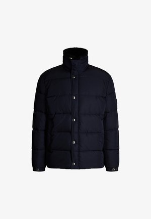 Marine blauwe pufferjack met een hoge kraag, gestikte textuur, drukknoopsluitingen en zijzakken. Gemaakt van lichtgewicht, geïsoleerd materiaal.