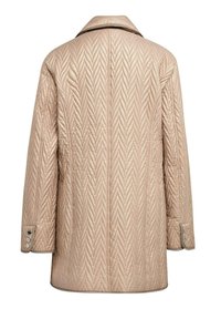 Gequilteter beiger Mantel mit einer Rückenpasse, einem Reverskragen und knöpfbaren Ärmelbündchen. Besitzt ein Zickzackmuster und eine glatte Textur.
