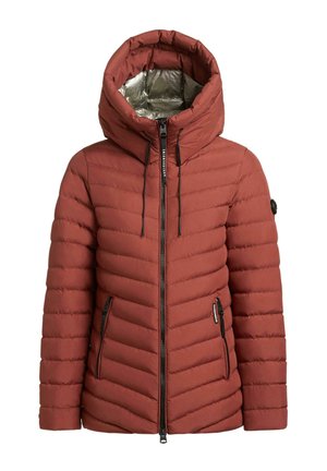 Piros, steppelt puffkabát nagy kapucnival, cipzáros záródással és két oldalsó zsebbel. Fémes belső béléssel és állítható húzózsinórokkal rendelkezik.