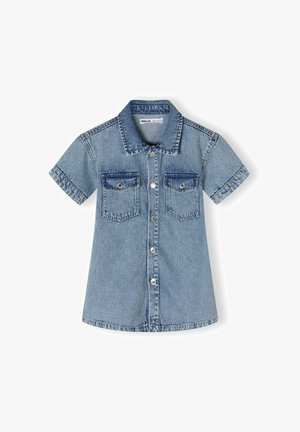 Trumpas rankovės džinsinis marškinis, šviesiai mėlynas, su mygtukų užsegimu priekyje, dviem krūtininėmis kišenėmis ir kontrastingomis siūlėmis. Lygus paviršius, klasikinio apykaklės dizainas.