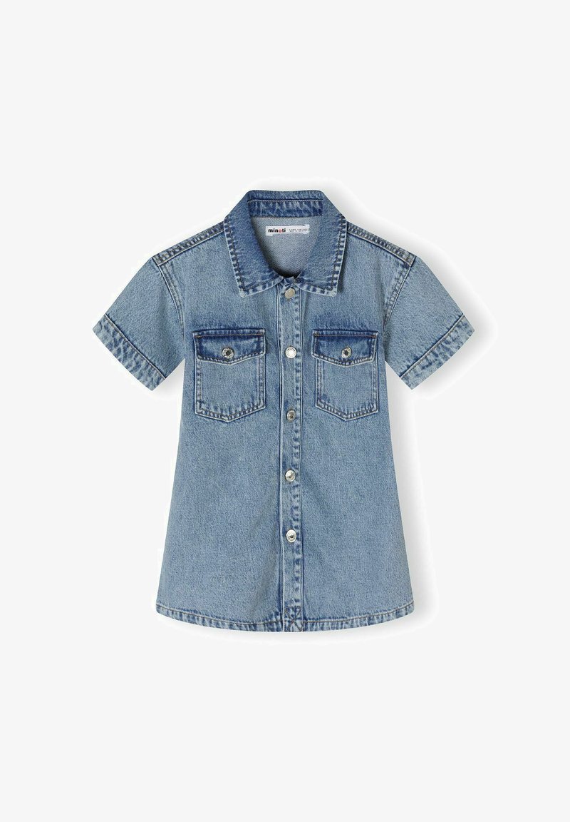 Īsām piedurknēm džinsu krekls, gaiši zils, ar pogu priekšpusi, diviem krūšu kabatām un kontrastējošiem šuvumiem. Gluda tekstūra, klasiskā apkakles dizains.